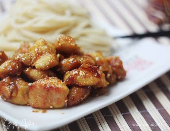 Выложить замаринованное филе на сковороду и жарить на слабом огне до появление корочки (у меня это заняло 15 — 20 минут). Сок, выделившийся из курицы, смешается с медом, и в конце получится густой карамельный соус. В конце готовки посыпать курицу кунжутом и перемешать. Приятного аппетита!