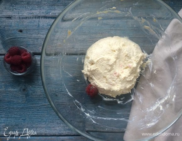Затем добавьте малину и аккуратно перемешайте.