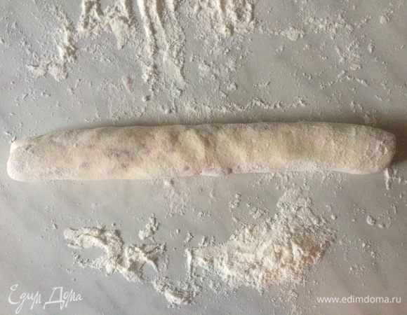 Разделите творожную массу на 4 части и скатайте их в колбаски диаметром 2 см, затем нарежьте на кусочки по 2 см, слегка посыпая мукой. Скатайте каждый кусочек в шарик.