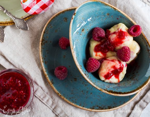 Для подачи: на дно тарелки выложите по 1 ч. л. малинового соуса, затем ньокки, слегка приправив абрикосовым маслом, сверху полейте их соусом и сразу подавайте. Приятного аппетита!