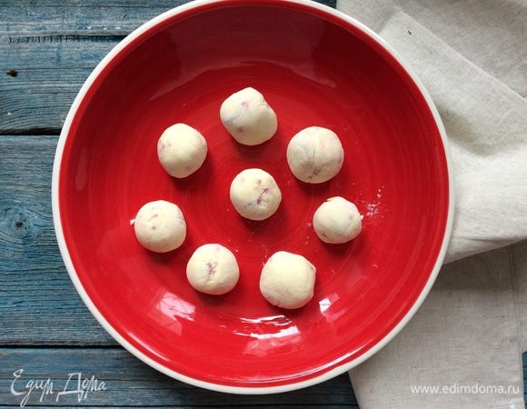 Вскипятите кастрюлю воды. Ньокки варятся всего пару минут, как только они всплывут — все, значит, они готовы.