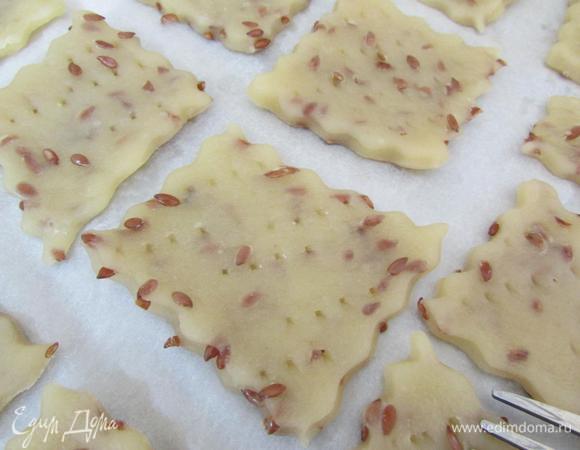 Печенье выложить на противень, застеленный пекарской бумагой. В нескольких местах каждое печенье наколоть вилкой. Отправить в разогретую духовку (200°С). Выпекать до момента зарумянивания.
