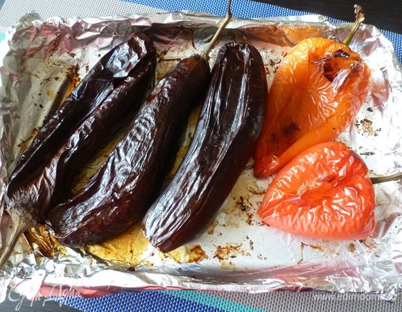 Вымоем баклажаны и сладкий перец, наколем вилкой (баклажаны могут «взорваться»). Запечем в духовке при 180 — 200°С минут 40, до горелых бочков.