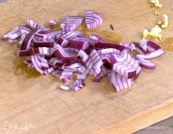 Красный лук почистить и порезать мелкой соломкой.