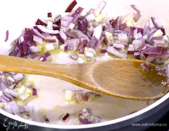 Чеснок почистить, мелко порубить и добавить к луку с имбирем.