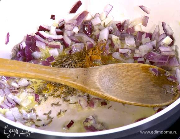 Всыпать паприку, тмин и кайенский перец, все перемешать и обжарить.