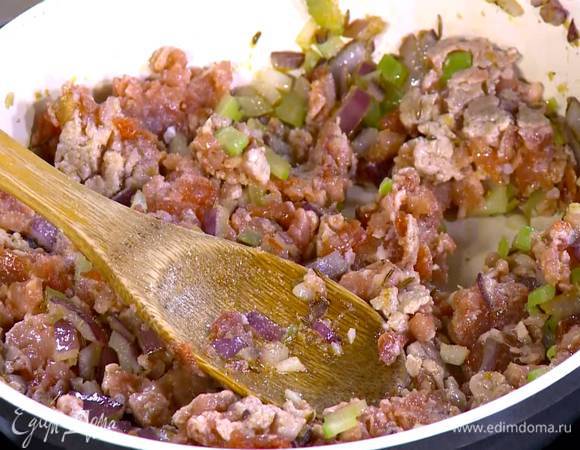Сельдерей тонко порезать, отправить к луку с чесноком и перемешать, затем добавить фарш, слегка обжарить, посолить и еще раз все перемешать.