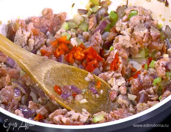 Перец чили, удалив семена, мелко порубить, добавить в сковороду с фаршем и обжарить все до готовности мяса.