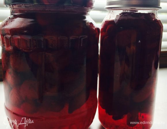 Разливаем горячее варенье по стерильным банкам, закрываем. Желательно поставить банки вниз крышками до полного остывания варенья. 
Приятного аппетита! 