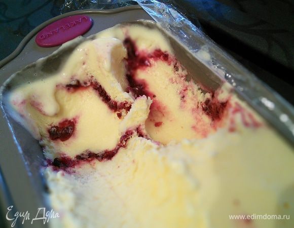 Теперь осталось только насладиться освежающим вкусом лимонного мороженого. Перед употреблением дайте мороженому немного оттаять. 