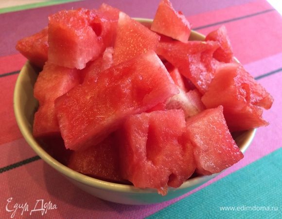 Арбуз очищаем от корки и косточек. Режем на кусочки, какие больше нравятся.