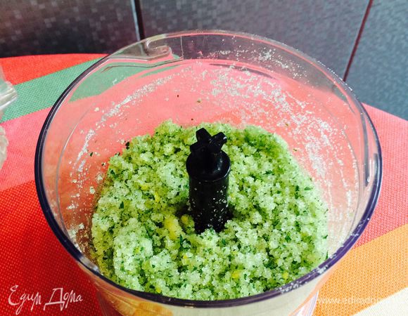 В блендере перемешиваем сахар, лимонную цедру и листочки свежей мяты.