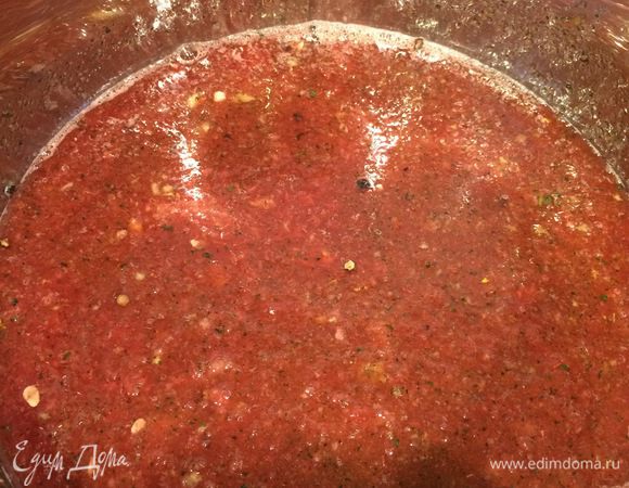 Соединяем в кастрюле две получившиеся смеси. Доводим до кипения, уменьшаем огонь ниже среднего и варим до тех пор, пока объем не уменьшится до половины первоначального. Уже тогда наш конфитюр потемнеет и станет гуще.
