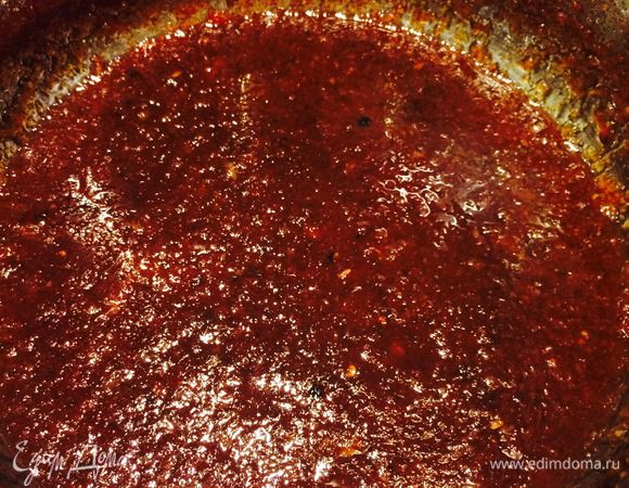 Смесь должна иметь вид густого сиропа. Помните, что окончательно конфитюр загустеет только после остывания!