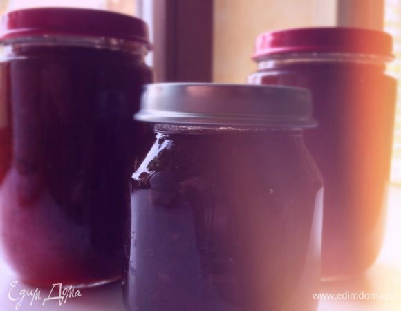 Разливаем горячий конфитюр по стерилизованным банкам. Важно оставлять немного места между конфитюром и крышкой.
После остывания можно начинать удивлять близких. Приятного аппетита!