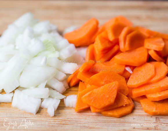 Пол стакана риса промыть до прозрачности воды. Залить рис водой (1/2 стакана), поставить на небольшой огонь и варить до полуготовности пока рис полностью не впитает воду (около 10 минут). Рис немного посолить в конце готовки. Лук нарезать кубиками, морковь полукольцами.
