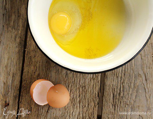 Горчичное масло соединить с яйцом и хорошо взбить.