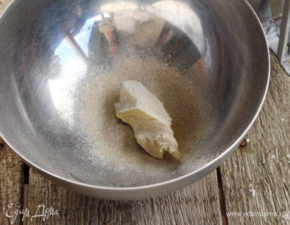 Масло присыпать парой ложек муки и размять.