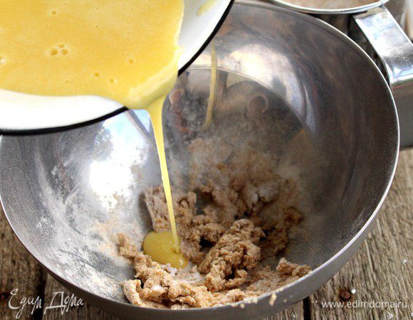 Добавляем к маслу яичную массу и перемешиваем.