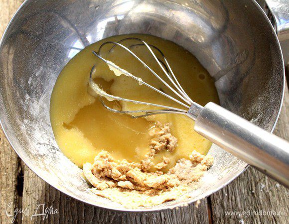 Теперь дело за медом, и снова перемешиваем.