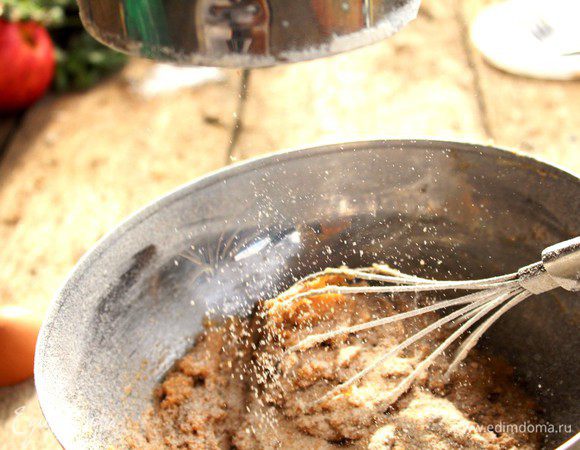 Муку и разрыхлитель соединяем с жидкими ингредиентами.