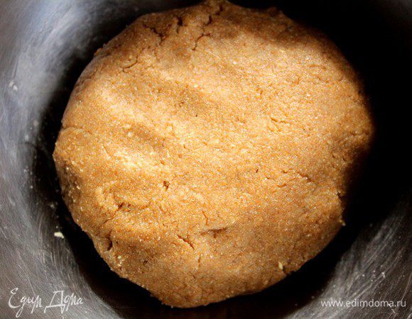 Тесто мы должны хорошо вымесить. Так, чтобы оно перестало липнуть к рукам.