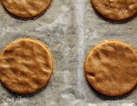 Разделим тесто на части и раскатаем, толщина 5 мм. Ставим выпекать на 15 минут в духовку, разогретую до 180°С.