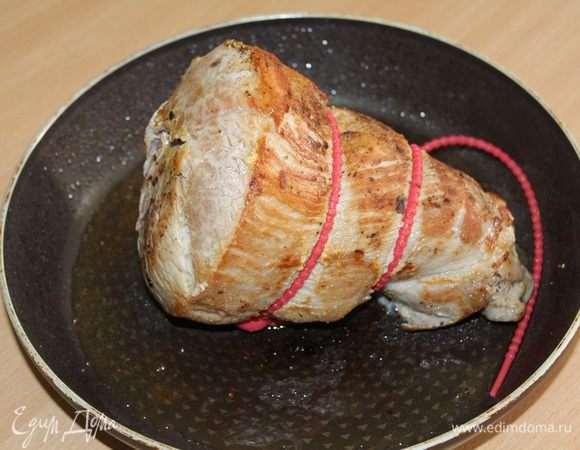 На раскаленном растительном масле обжарить мясо со всех сторон (у меня был не совсем удачный кусок, пришлось стянуть жгутиками, вы же просто упустите этот момент).