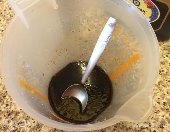 В миске смешать: соевый соус, устричный соус, кунжутное масло Biolio, рисовый уксус и сахар. Дать постоять.