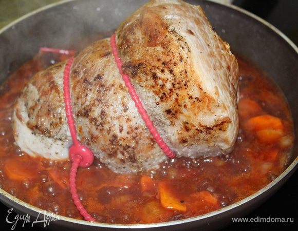 Влить в сковороду с овощами горячий бульон. Добавить красное вино, выложить мясо, накрыть сковороду плотно прилегающей крышкой, тушить мясо на небольшом огне 60 — 80 минут, периодически переворачивая.