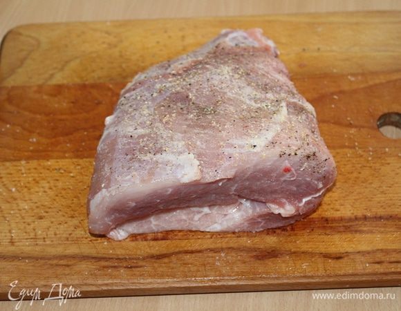 Мясо натереть солью, перцем и сушеным чесноком. Оставить на пару часов.