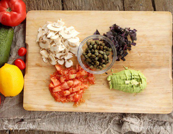 Подготовим наши ингредиенты: тонкими слайсами режем грибы, базилик, томаты, авокадо мелко порубим. 