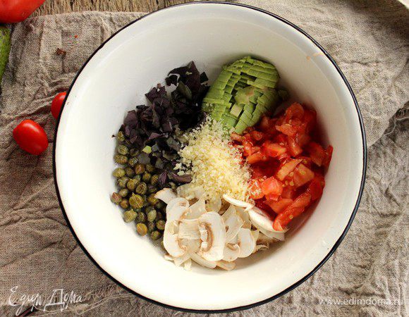 Добавляем сыр мелко натертый.