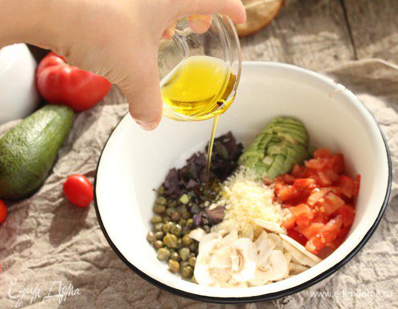 Заправим все маслом и перемешаем.