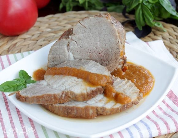 Нарезать горячее нежное мясо на кусочки и полить овощным соусом.