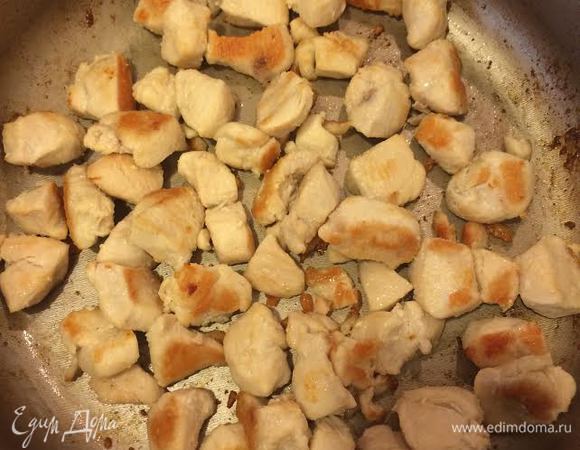 Куриные грудки нарезать и обжарить на растительном масле до золотистого цвета.