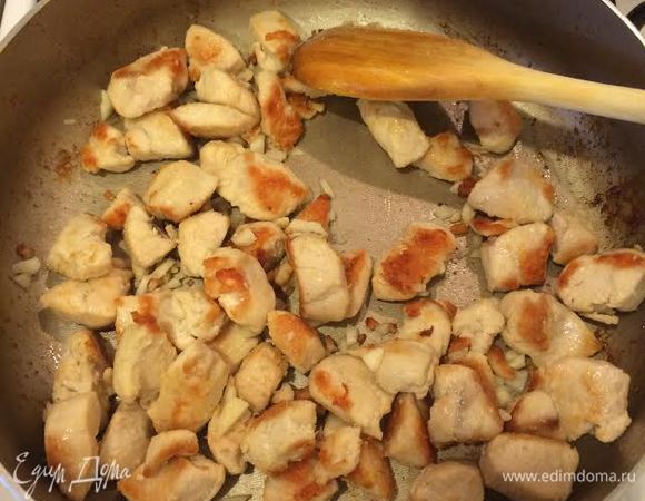 Добавить чеснок и имбирь, перемешать.