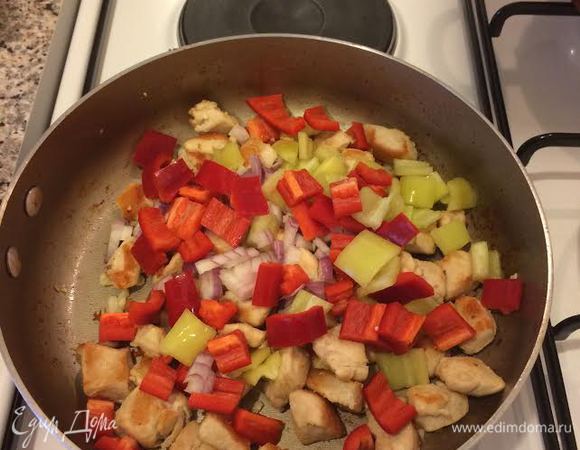 Лук и болгарский крупно нарезать, добавить к курице. Перемешать и тушить 3 — 4 минуты.