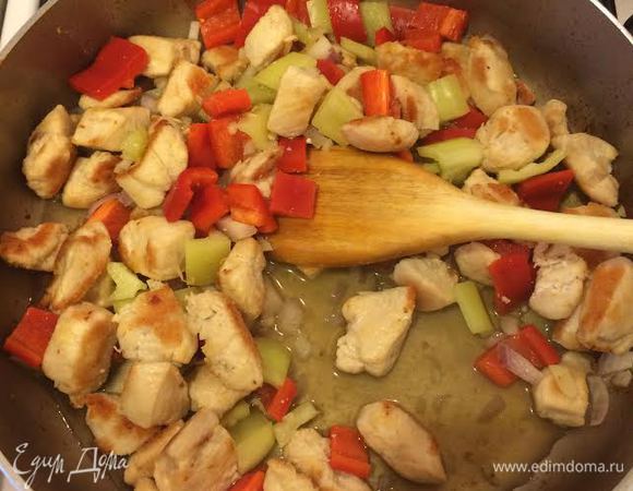 Добавить куриный бульон, дать покипеть пару минут.