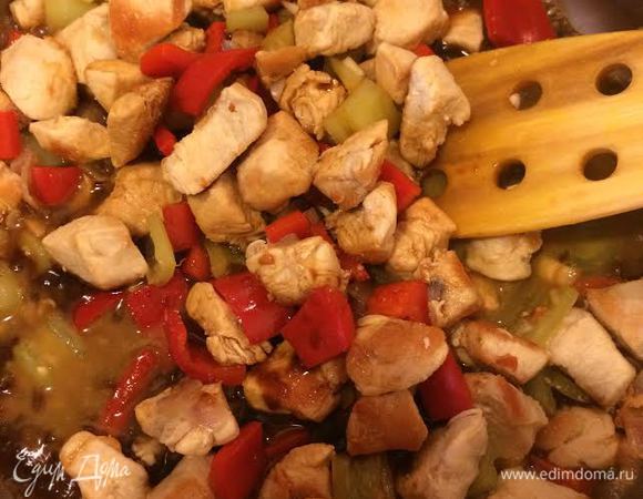 Добавить смесь из соевого соуса, которую мы сделали в самом начале и перемешать.