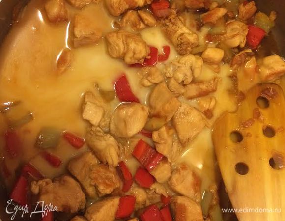 Добавить к курице, перемешать и тушить 2 — 3 минуты до загустения.