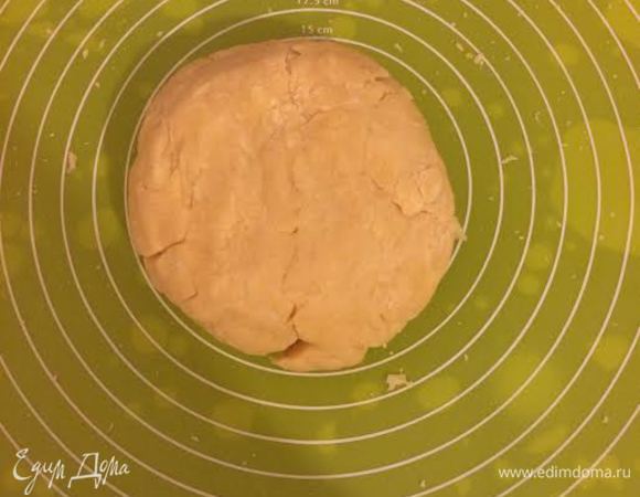 Духовку разогреть до 180°С. Форму (диаметр 26 см) слегка смазать маслом. В миске смешать муку, сахар, соль, разрыхлитель и холодное масло. Перетереть все в крошку. Затем добавить молоко и желток, быстро собрать тесто в шар, долго не месить. Завернуть в пленку и отправить в холодильник на 10 минут.