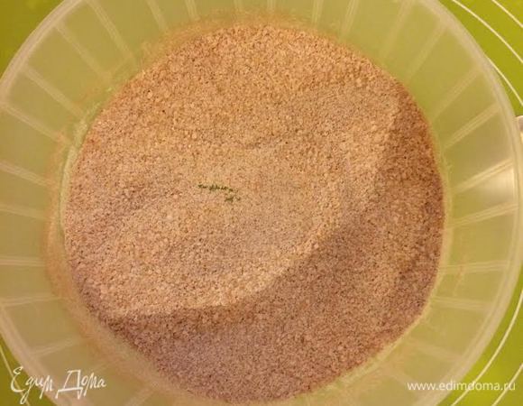 Готовим начинку: смешать муку, оба вида сахара и корицу.