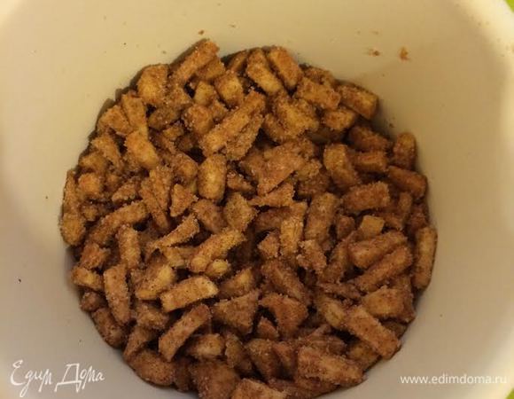 Муку с сахаром и корицей добавить к яблокам и перемешать.