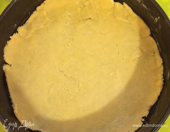 Тесто разделить на 2 части. Раскатать одну часть и аккуратно переложить в форму.