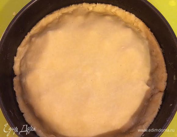 Раскатать вторую часть теста и накрыть им начинку, края хорошо защипать.