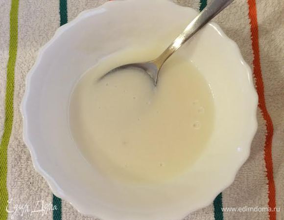 Готовим глазурь: смешать сахарную пудру, ванильный сахар и молоко.