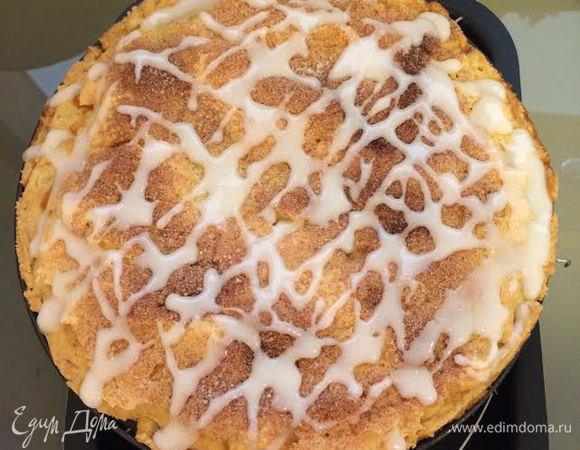 Пирог покрыть глазурью.