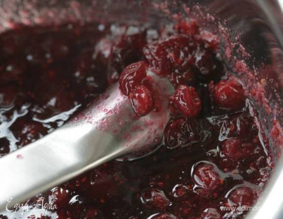 Как только клюква «взорвалась» и масса стала однородной (как правило, минут через 10), попробовать соус и добавить, если необходимо, еще немного сахара или апельсинового сока.