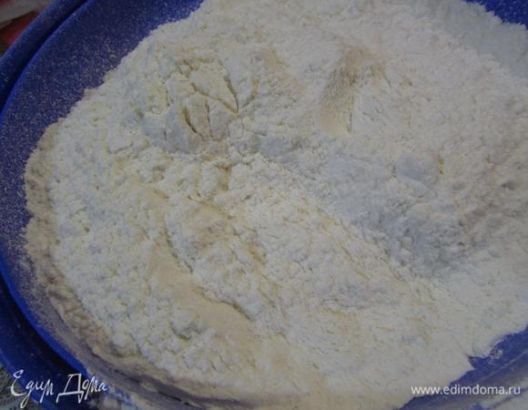 Приготовить ванильное тесто. Просеять муку.